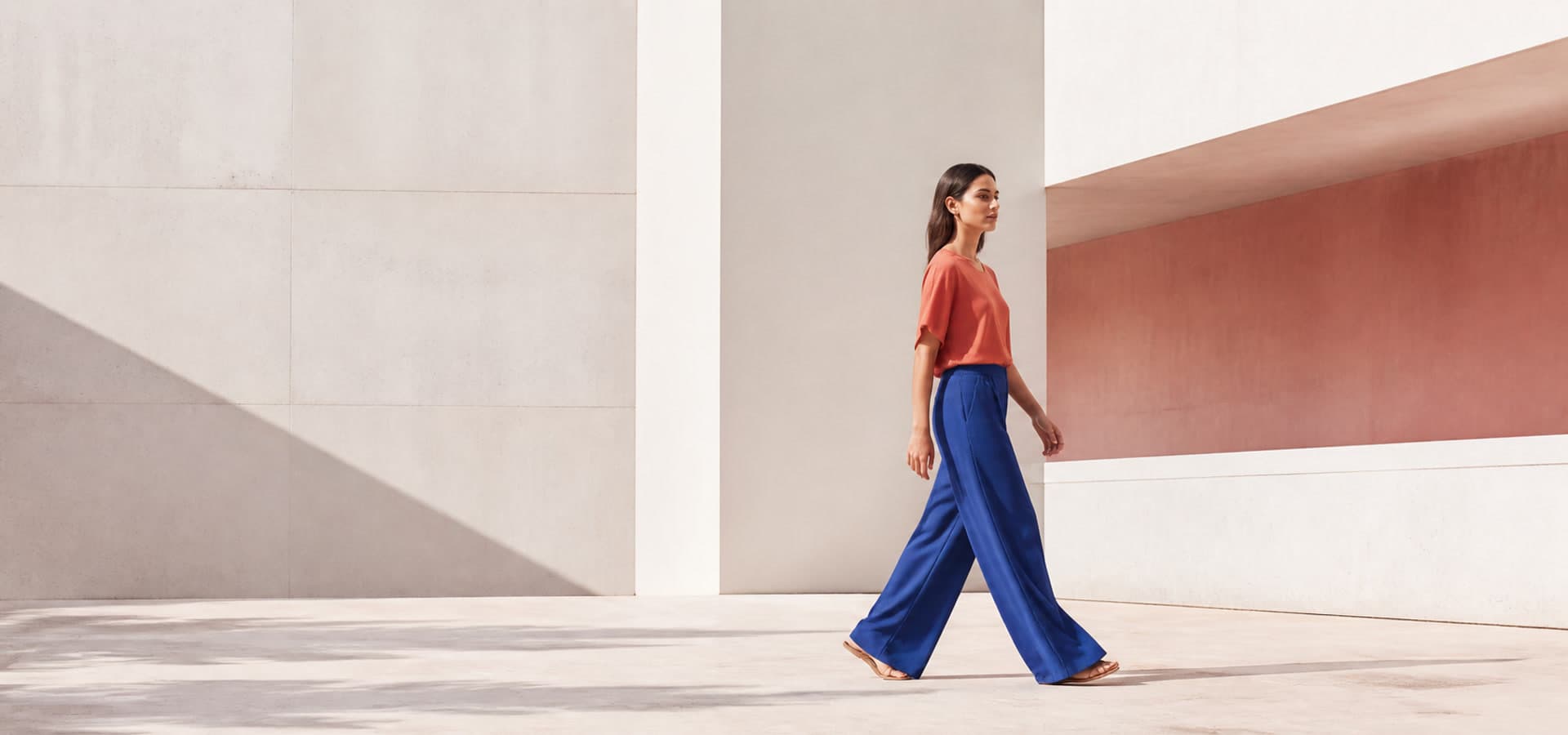 Look minimalista feminino: como criar interesse com linhas, proporção e textura